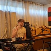 Cours de musique, chant, éveil musical ( tout âge a part chant pas moins de 8 ans)